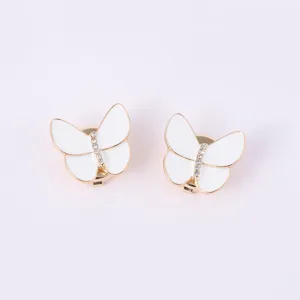 Vue détaillée de boutons de manchette papillon blancs élégants avec des strass scintillants.