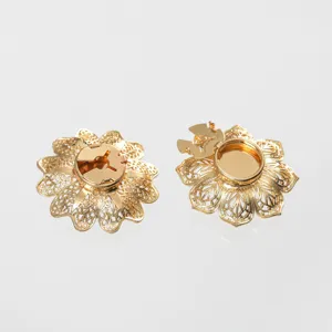 Vue détaillée des composants de boucle de bouton de manchette floral en or creux.