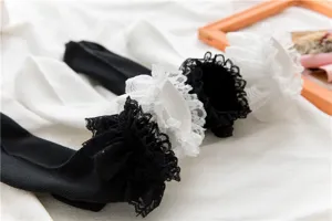Dettagli squisiti di calze al ginocchio in pizzo Lolita JK giapponese, tessuto morbido e rouches.