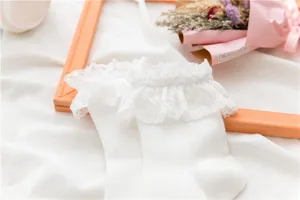 Dettaglio calzini lolita pizzo bianco, calze mezza gamba stile giapponese dolce donna.