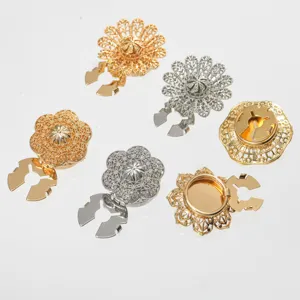 Primo piano di bottoni per colletto di camicia con fiori in strass e lega cava.