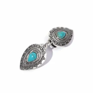 Detail van vintage turquoise sjaalclip, retro geometrische halsdoekhouder voor dames.