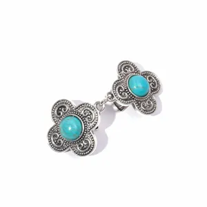 Vintage turquoise sjaalclips met sierlijk zilveren klaverbladontwerp en handige verbindingsketting.