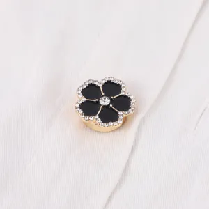 Gros plan sur un bouton de manchette fleurie en strass, accessorio chic pour chemise.