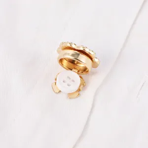Couvercle de bouton de chemise fleur strass or manchette métallique détail vue accessoire.