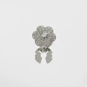 Dettaglio primo piano clip colletto fiore cavo argento, spilla decorativa in metallo lega.