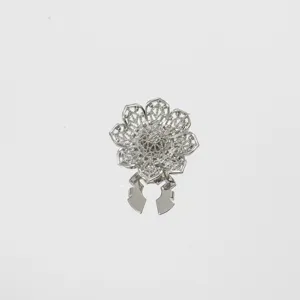 Dettaglio fiore strass cavo in lega argentata, delicato accessorio spilla luminoso.