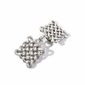 Nahaufnahme Detail der Vintage silbernen gewebten Knoten Brosche, Schalclip Klammer.