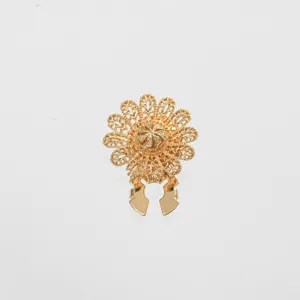 Dettaglio accessorio per abbigliamento fiore traforato dorato, elegante anello per sciarpa donna.