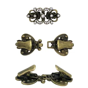 Vintage rhinestone hollow sweater shawl clip, elegant metal collar cardigan clip for women.