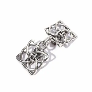 Antiquierte silberne Metall Umhangsprosse mit filigranem geometrischem Knotenmuster Kette.
