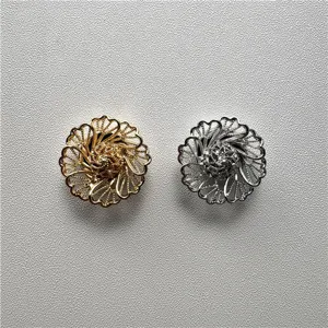 Primo piano dettagliato di bottoni accessori per abbigliamento con fiori di strass.