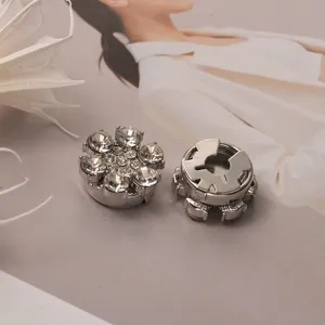 Strass bloem drukknopen voor overhemd manchetten en accessoires, glinsterende kristal details.