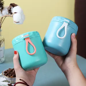 Coppia di tazze da zuppa isolate in acciaio inossidabile con manici in silicone