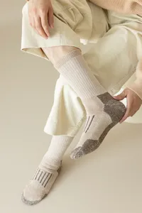 Primer plano de calcetines de senderismo de lana gruesa con talón reforzado para hombres.