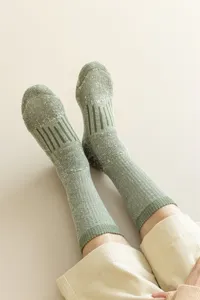Calcetines de lana para senderismo de hombre, vista detallada de calcetines térmicos de invierno.