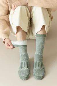 Detalle de calcetines térmicos de lana gruesa, cómodos calcetines de senderismo de invierno.