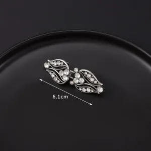 Vintage rhinestone scarf clip cardigan collar buckle elegant metal shawl pin jewelry for women