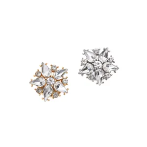 Détail boutons fleurs en strass, accessoires décoratifs en alliage argenté et doré.