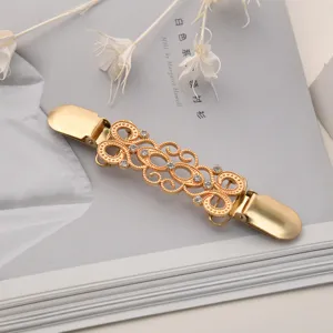 Clip per cardigan con colletto a scialle in lega cava in stile vintage dorato dettaglio.