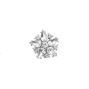 Bouton tournesol strass en alliage de zinc gros plan, accessoire pull cristal étincelant.