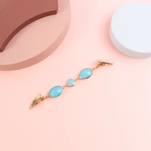 Dettaglio clip colletto scialle in cristallo, accessorio chiusura pietra blu vintage.
