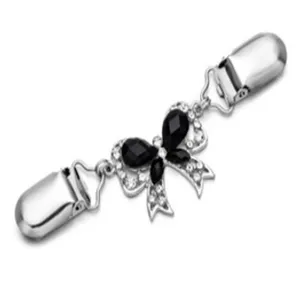 Vue détaillée du clip de châle papillon en strass, accessoire de col en métal.