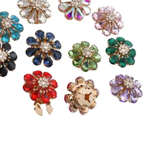Bottoni di cristallo colorato con strass a forma di fiore per camicie chic e decorazione vestiti.