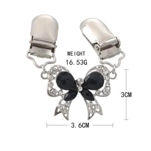 Gros-plan pince broche papillon en métal rétro avec strass scintillants et cristaux.