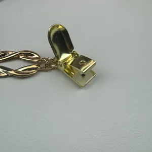 Detailopname van gouden retro trui clip van legering, elegant kraagbevestiging accessoire.