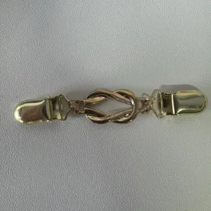 Vintage goudkleurig metalen trui clip sjaal sluiting kraag decoratief accessoire detail.