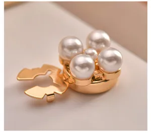 Elegante Perlen-Hemd-Manschettenknöpfe mit goldener Metallbasis für festliche Anlässe.