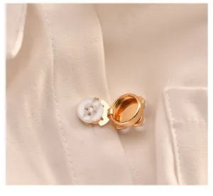 Nahaufnahme des eleganten Perlen Hemd Knopfes und Kragen Anti-Blend-Schnalle Accessoires.
