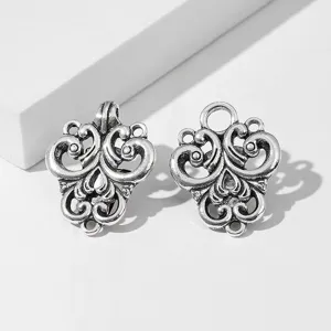 Clip per sciarpa in metallo argentato vintage con elegante design a volute per scialli.