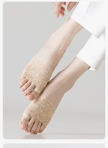 Nahaufnahme von Damen beige Spitzen-Halbsocken, leichte Vorfusskissen für Sommerschuhe.