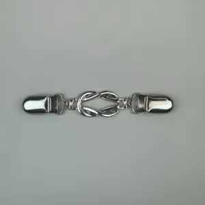 Detailweergave van zilveren legering vintage knoop cardigan sjaal clip kraag broche.