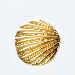 Exquisite goldene Muschelknöpfe für stilvolle Hemden, elegantes ozeanisches Accessoire.