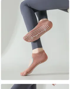 Calcetines de yoga antideslizantes con puntos de silicona en la suela para pilates.