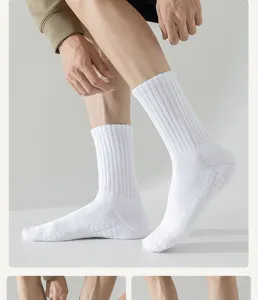 Primer plano de calcetines deportivos blancos de algodón para hombre con caña de canalé.