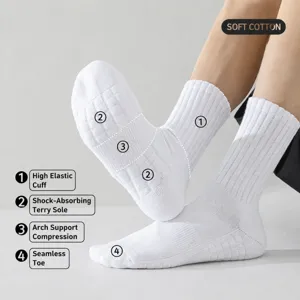 Calcetines deportivos blancos de tubo medio con suela de rizo acolchada y puntera sin costuras.