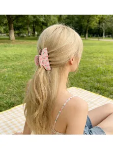 Jolie pince à cheveux imprimé pêche pour femmes, accessoire rose élégant pour l'été.