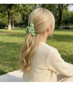 Pince à cheveux motif kiwi pour femme, accessoire de coiffure mignon en acrylique pour style.