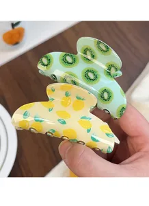 Vue détaillée de pinces à cheveux imprimé fruit mignon avec kiwi et citron pour femmes.