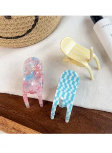 Detailansicht kreativer stuhlförmiger Haarklammern in bunten Farben, Mini Haaraccessoires.
