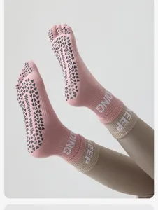Gros plan de chaussettes de yoga cinq orteils antidérapantes pour le fitness et pilates.