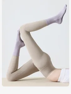 Detailansicht professioneller Yoga-Zehensocken mit Anti-Rutsch-Griff und Leggings.