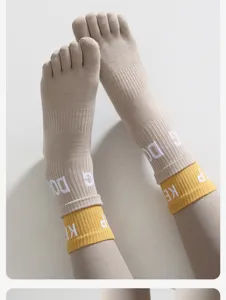 Vue détaillée de chaussettes de yoga à cinq doigts pour femmes, antidérapantes et de fitness.