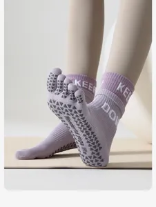 Chaussettes de yoga à cinq doigts pour femmes avec picots antidérapants pour pilates et fitness.