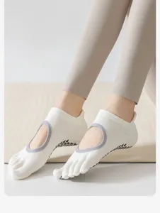 Nahaufnahme von Damen Fünf-Zehen Antirutsch Yoga Socken mit offenem Rist und Grip.