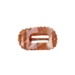 Elegant tortoiseshell hair claw clip for women, stylish flat shell hair accessory.